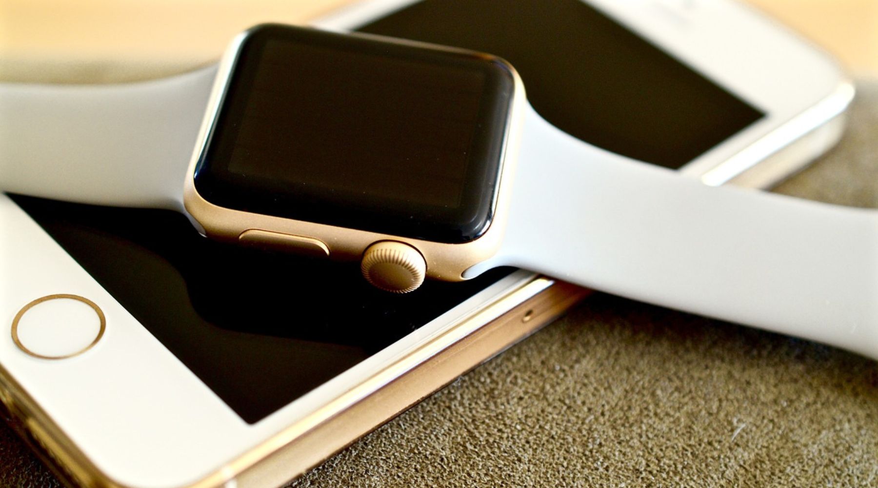 Apple Watch with White Watch Strap on iPhone